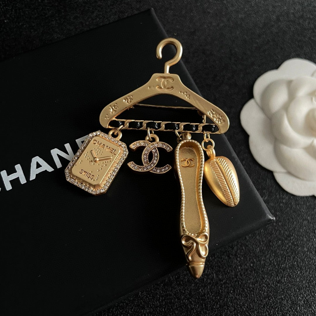 Martin Graham brooch in polished metal-tone – detail view