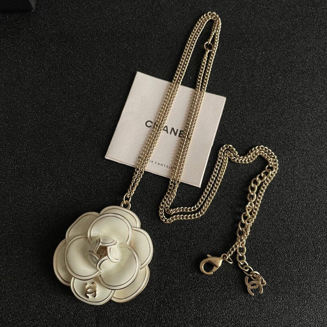 Martin Graham pendant necklace in polished metal-tone – detail view