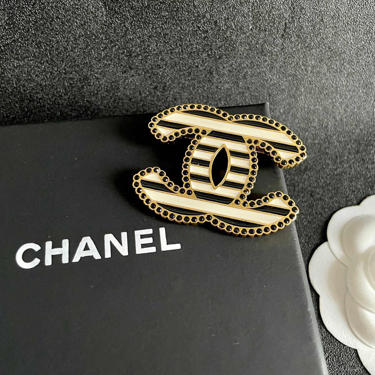 Martin Graham brooch in polished metal-tone – detail view