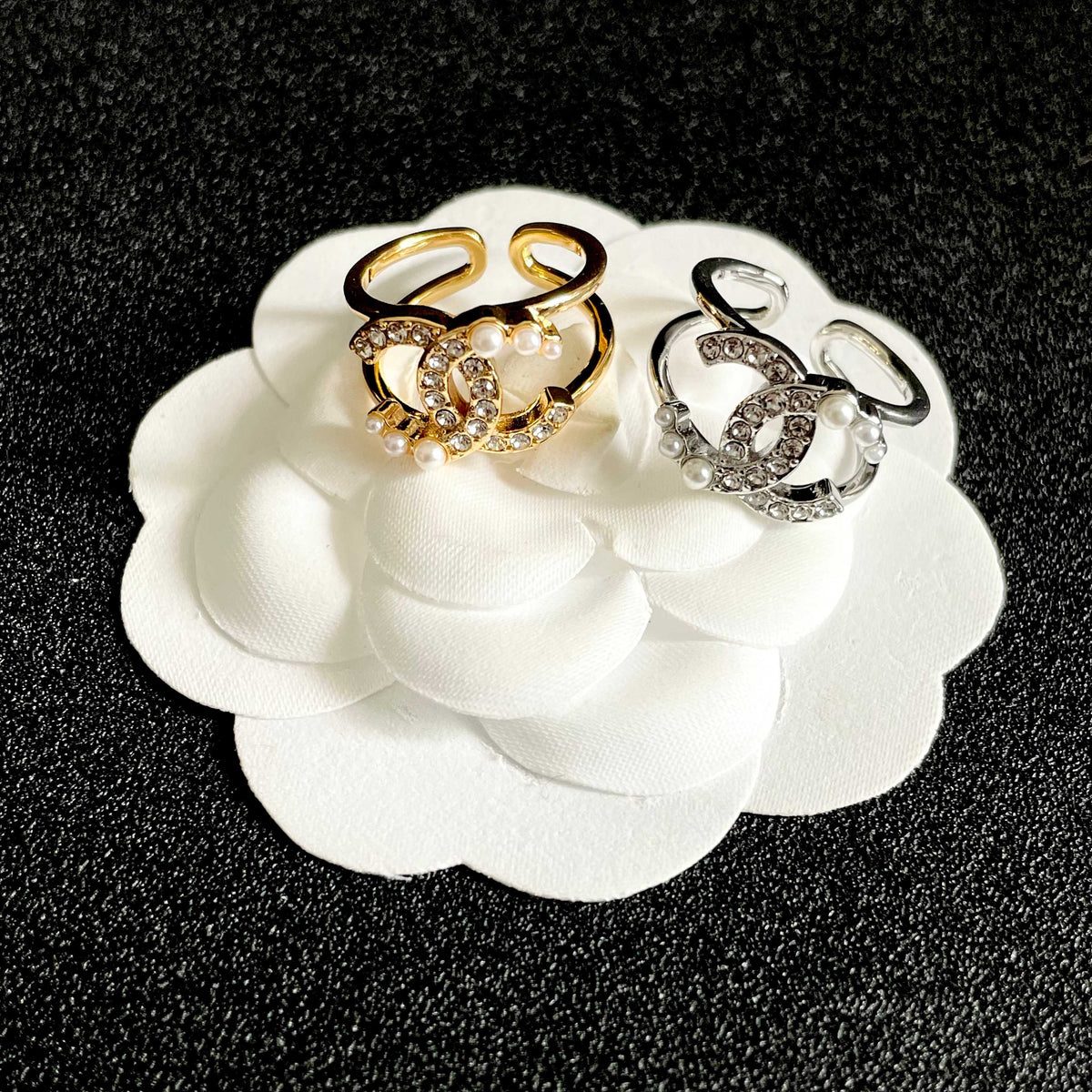 Martin Graham ring in polished metal-tone – side detail