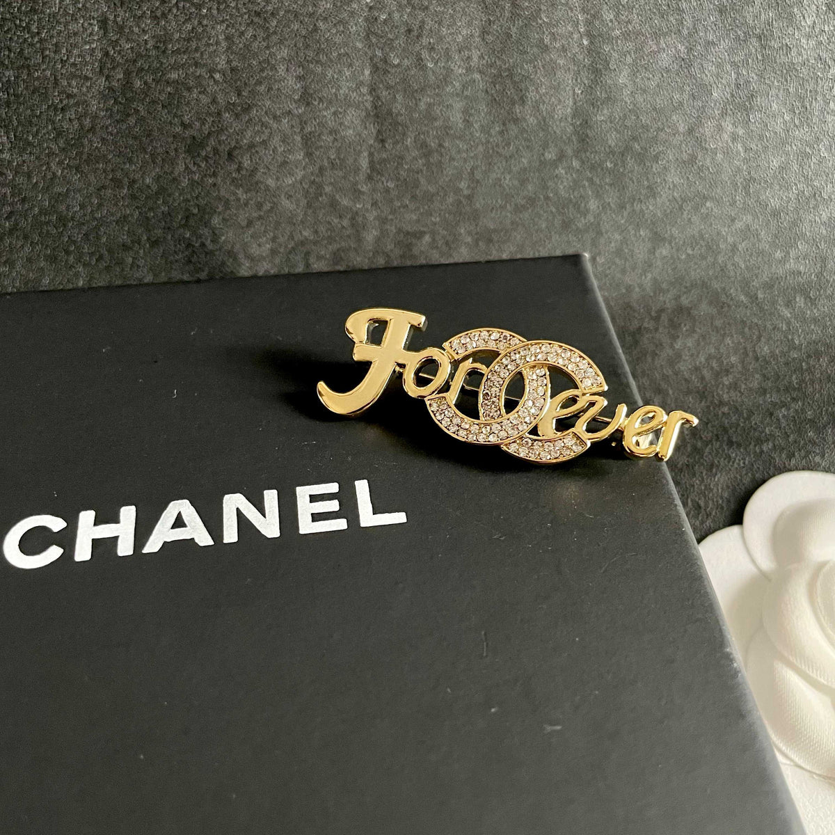 Martin Graham brooch in polished metal-tone – detail view