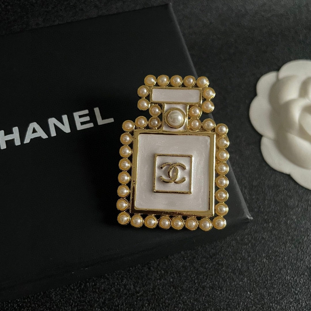 Martin Graham brooch in polished metal-tone – detail view