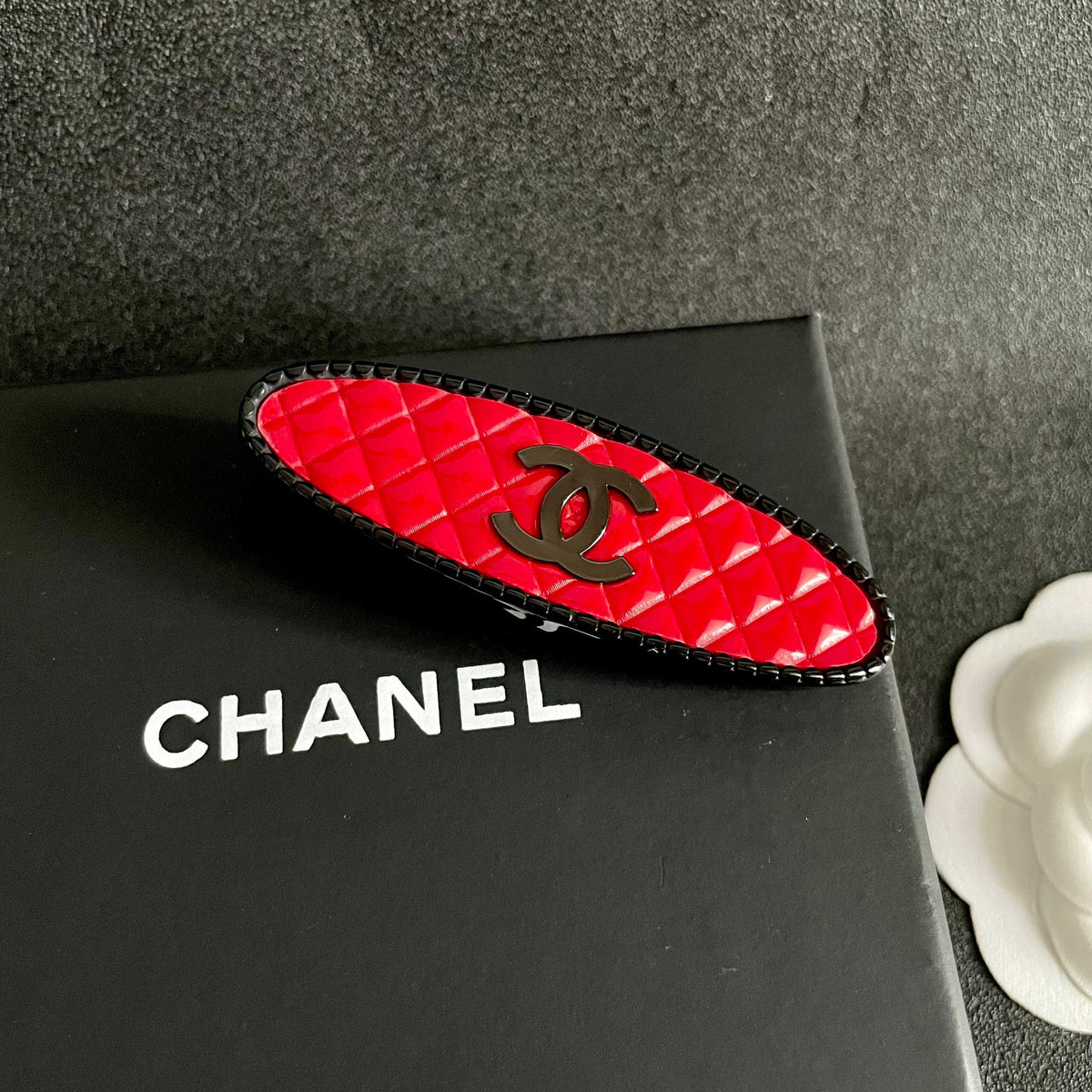 Martin Graham hair accessory in polished metal-tone – detail view