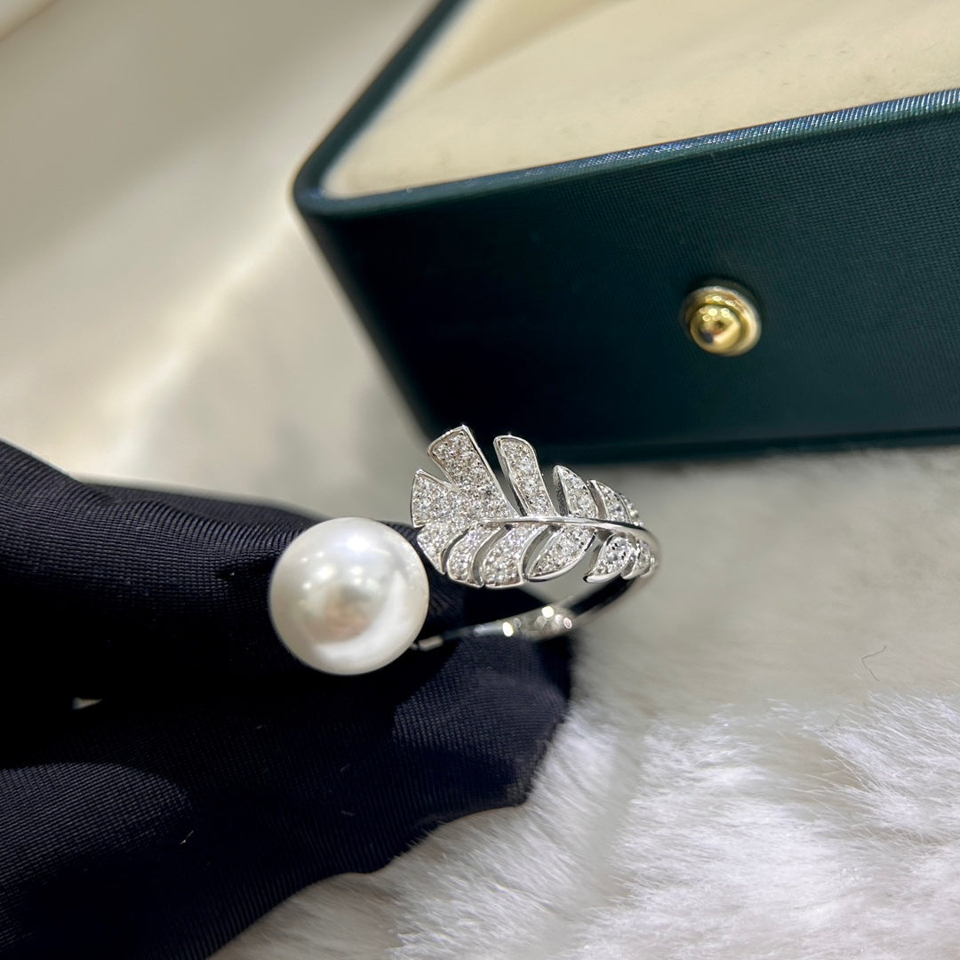 Martin Graham ring in polished metal-tone – detail view