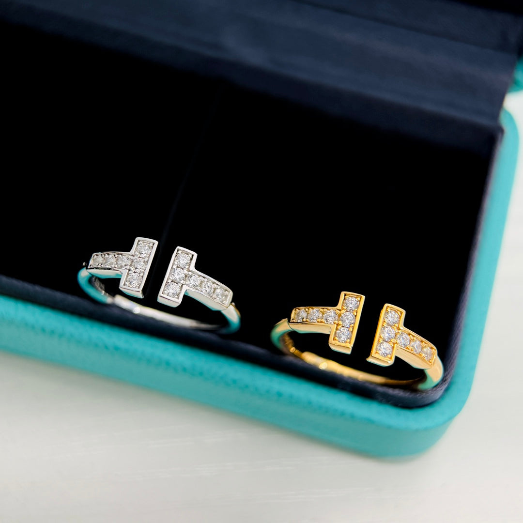Martin Graham ring in polished metal-tone – detail view