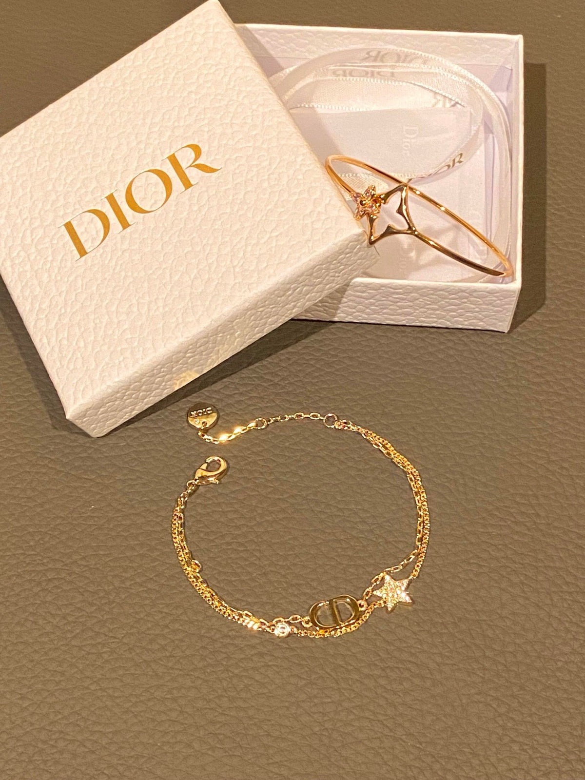 Martin Graham bangle in polished metal-tone – detail view
