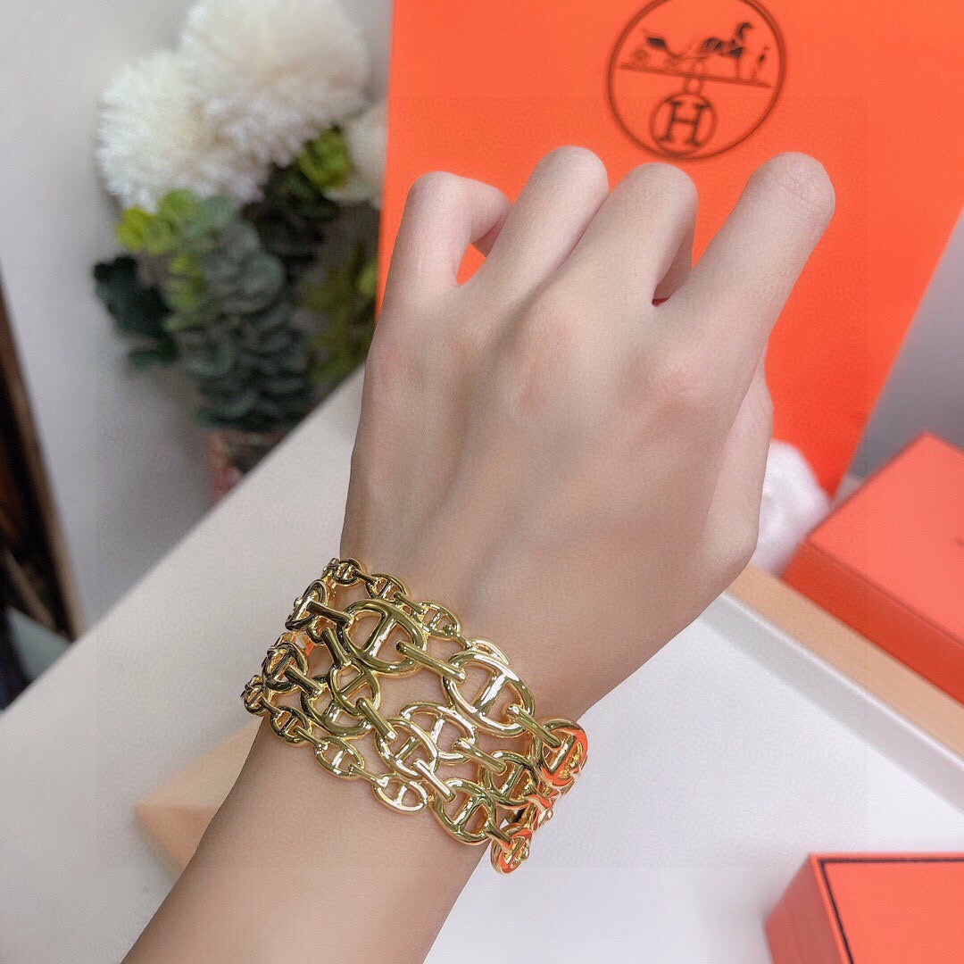 Martin Graham bangle in polished metal-tone – detail view