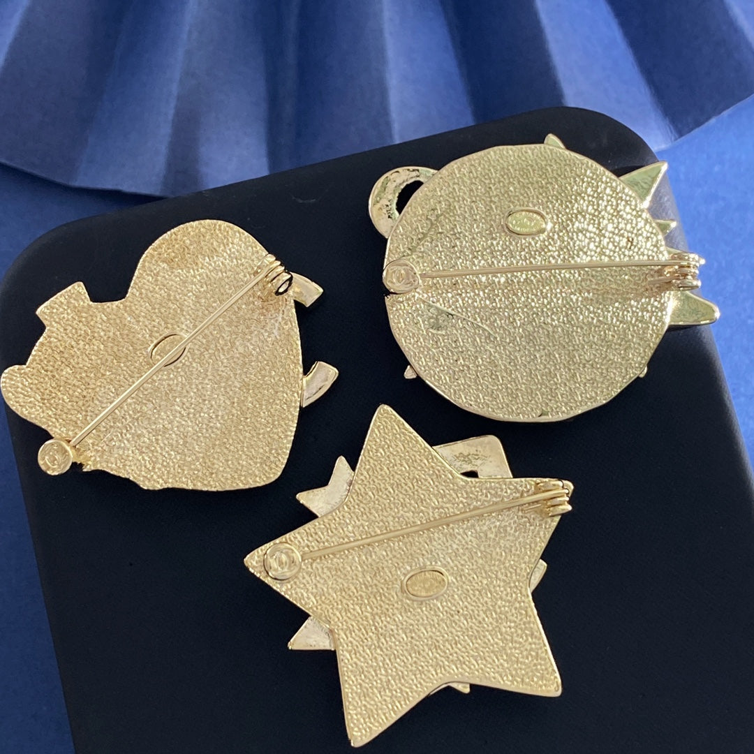 Martin Graham brooch in polished metal-tone – detail view