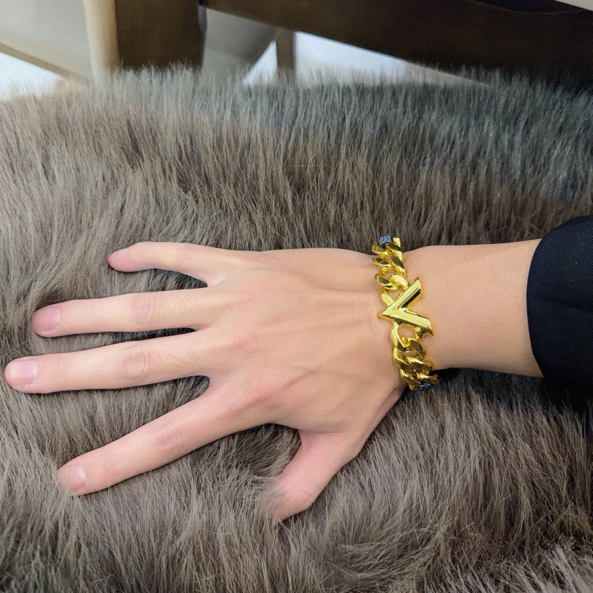 Martin Graham bracelet in polished metal-tone – detail view