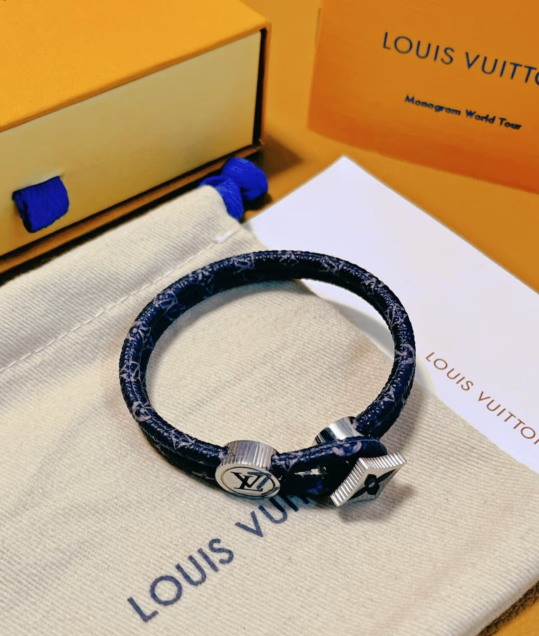 Martin Graham bangle in polished metal-tone – detail view