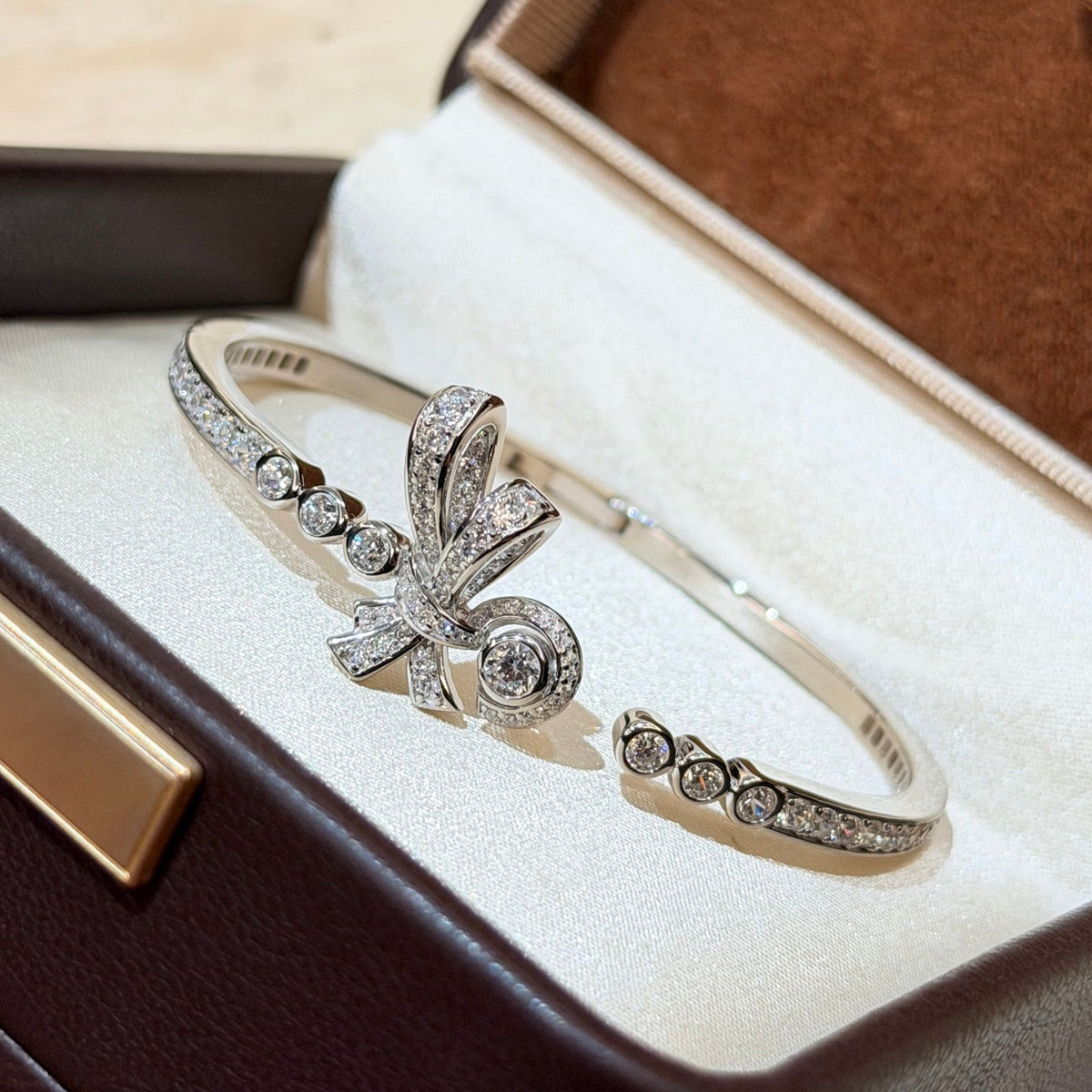 Martin Graham bangle in polished metal-tone – detail view