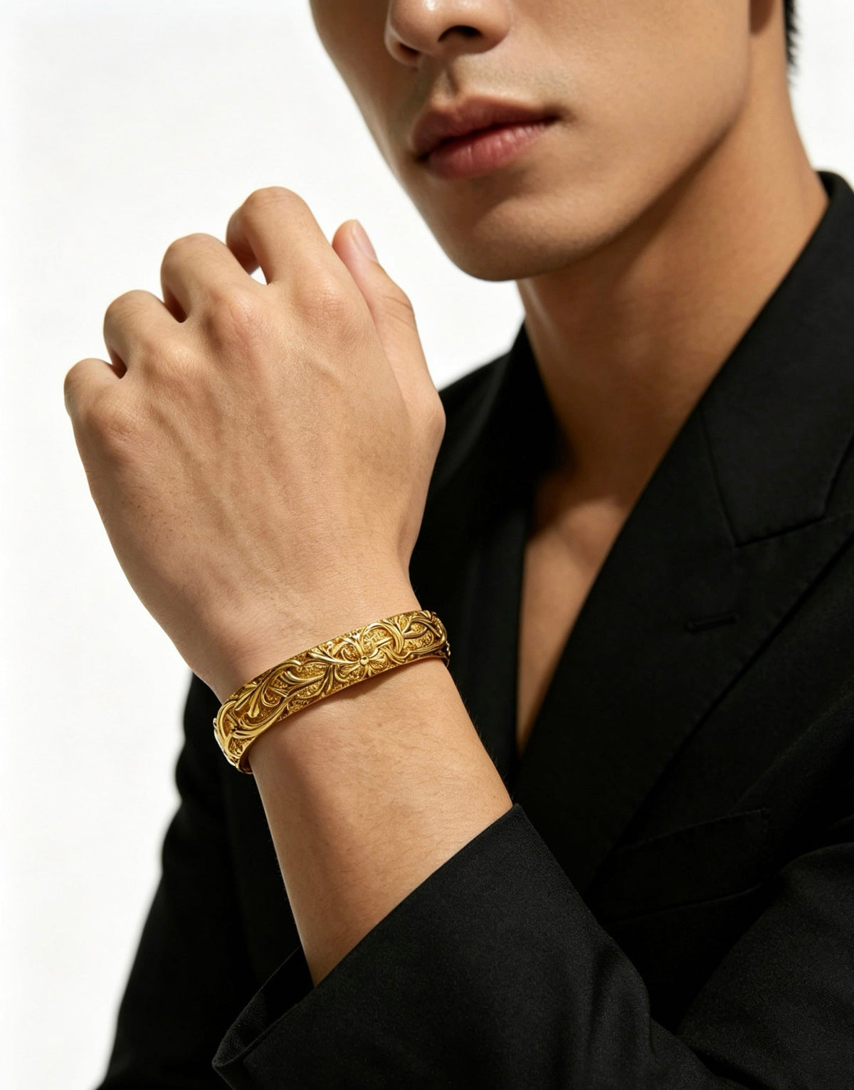 Martin Graham bangle in polished metal-tone – detail view