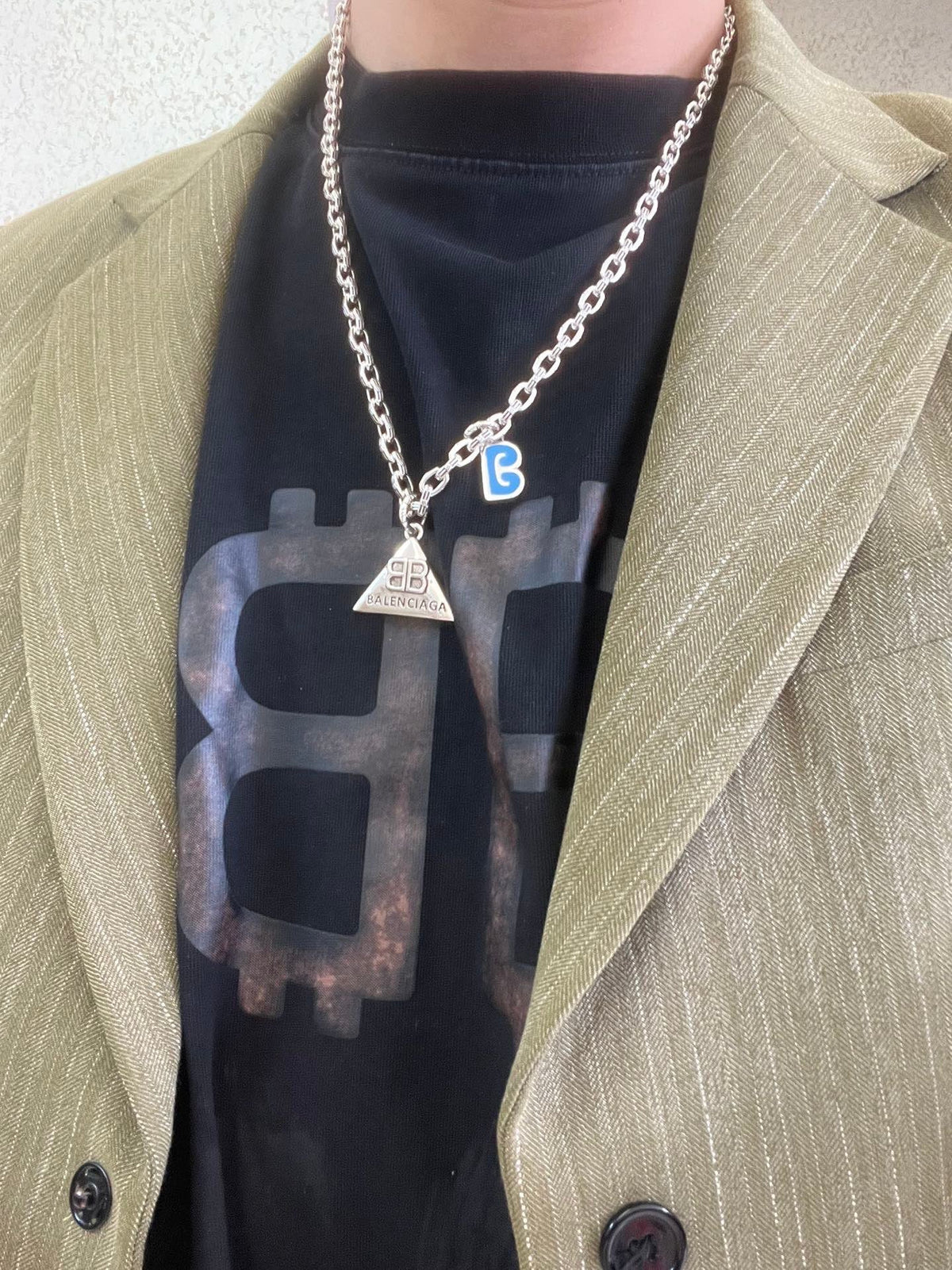 Martin Graham pendant necklace in polished metal-tone – detail view