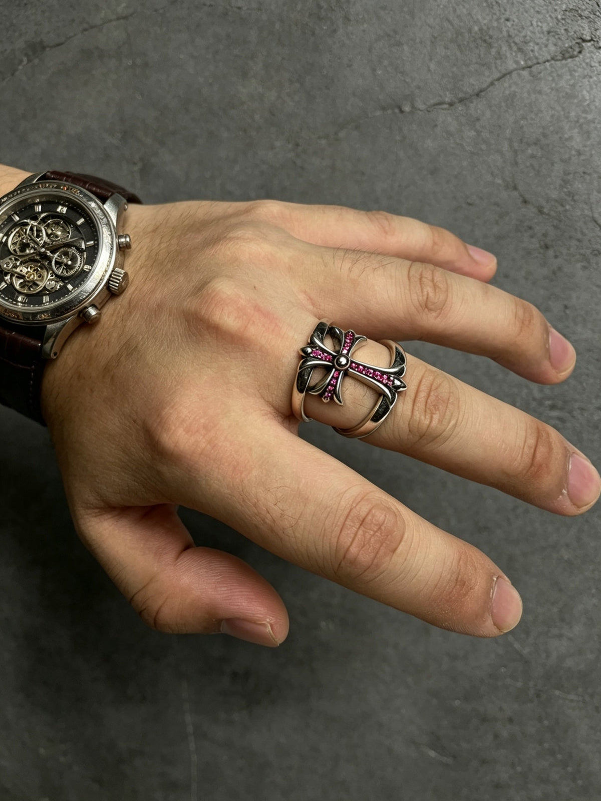 Martin Graham ring in polished metal-tone – side detail