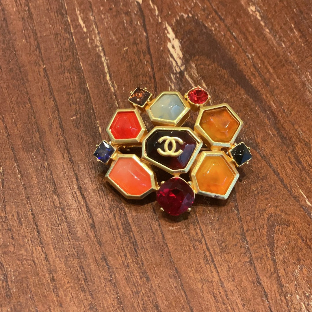 Martin Graham brooch in polished metal-tone – detail view