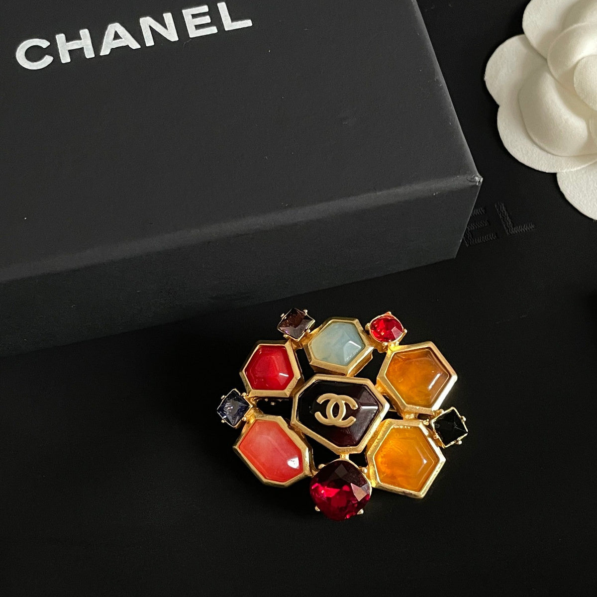Martin Graham brooch in polished metal-tone – detail view