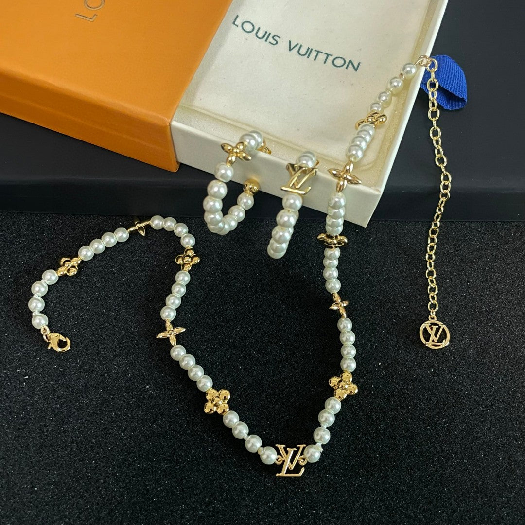 Martin Graham pendant necklace in polished metal-tone – close-up detail