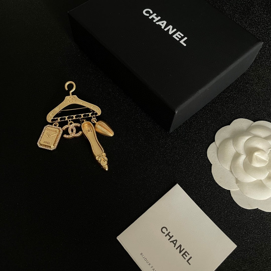 Martin Graham brooch in polished metal-tone – close-up detail