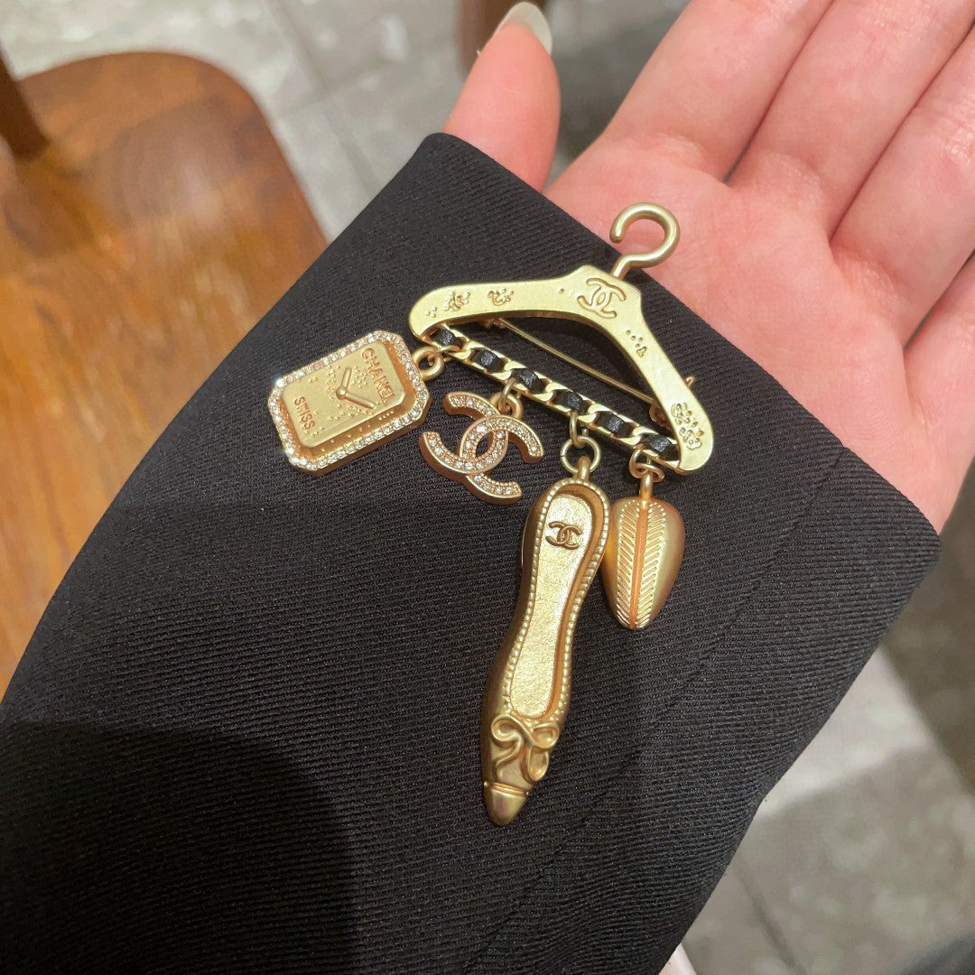 Martin Graham brooch in polished metal-tone – detail view