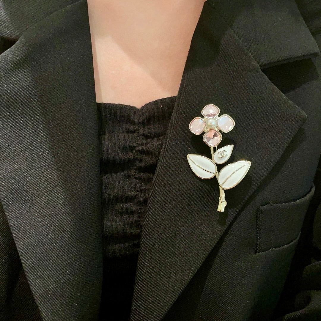 Martin Graham brooch in polished metal-tone – detail view