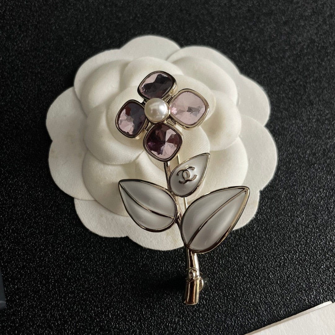 Martin Graham brooch in polished metal-tone – detail view