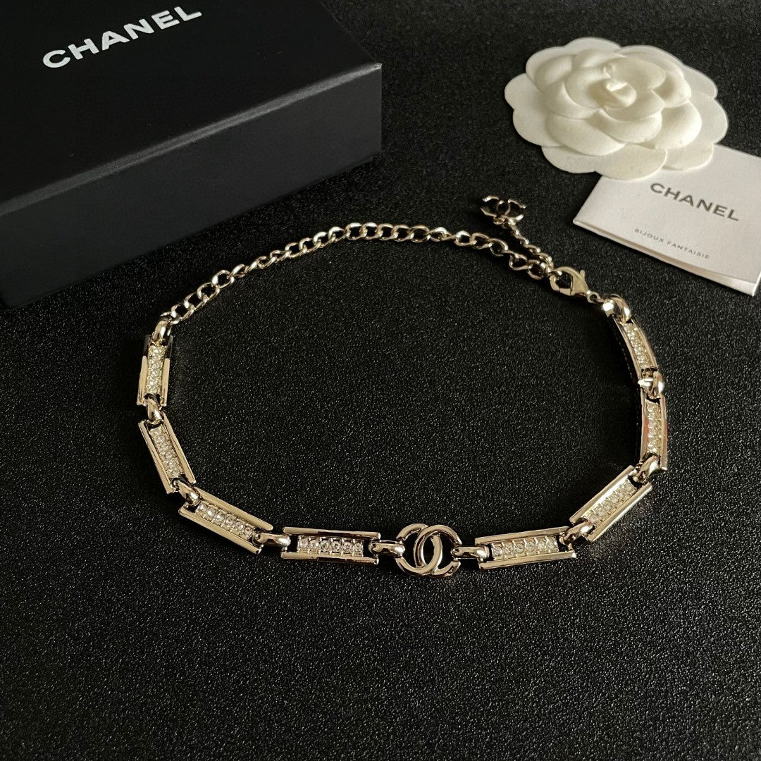 Martin Graham pendant necklace in polished metal-tone – detail view