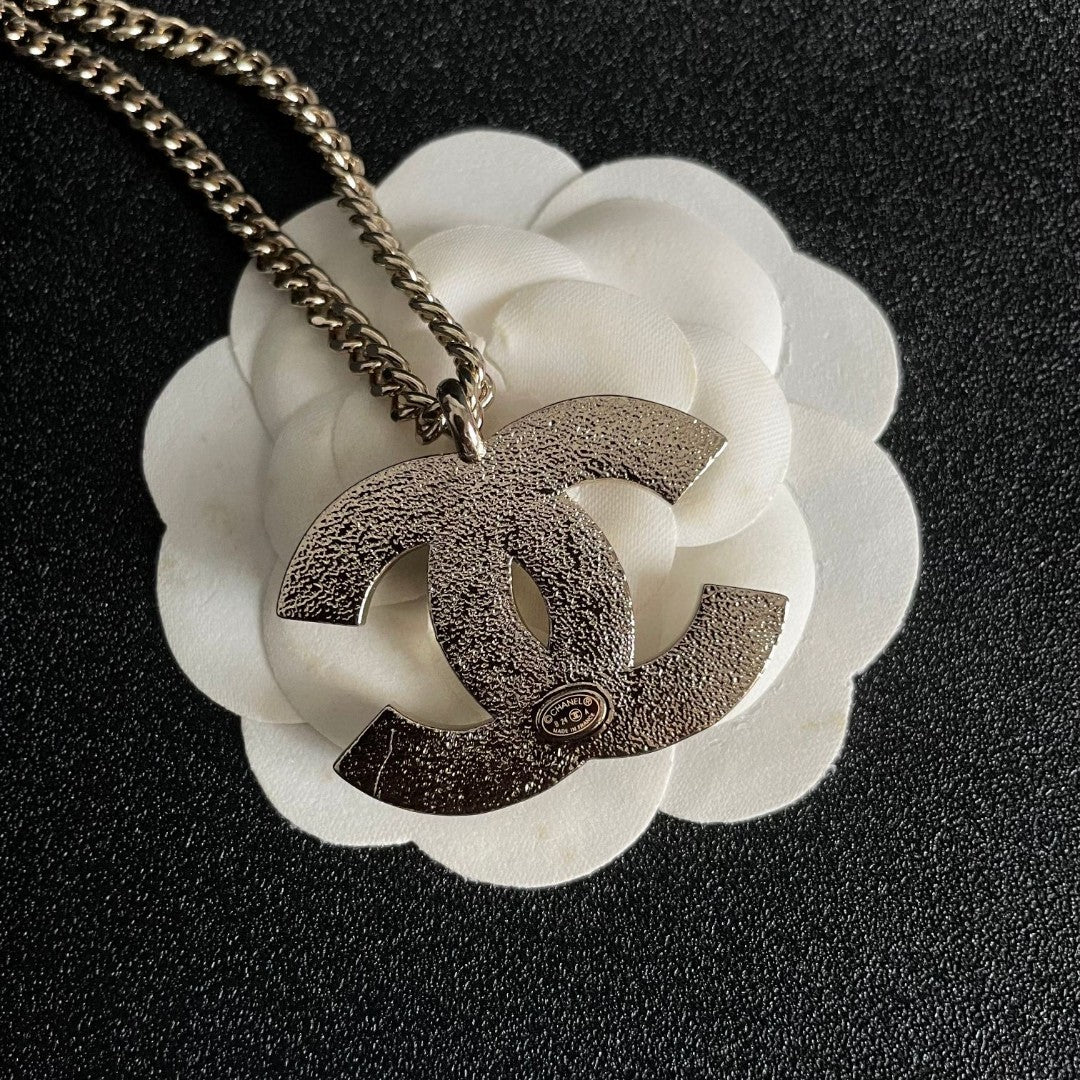 Martin Graham pendant necklace in polished metal-tone – side detail