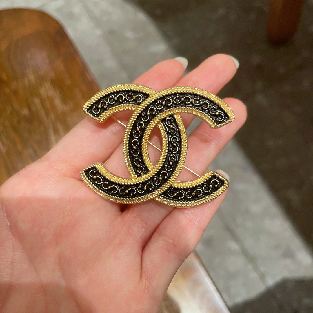 Martin Graham brooch in polished metal-tone – detail view