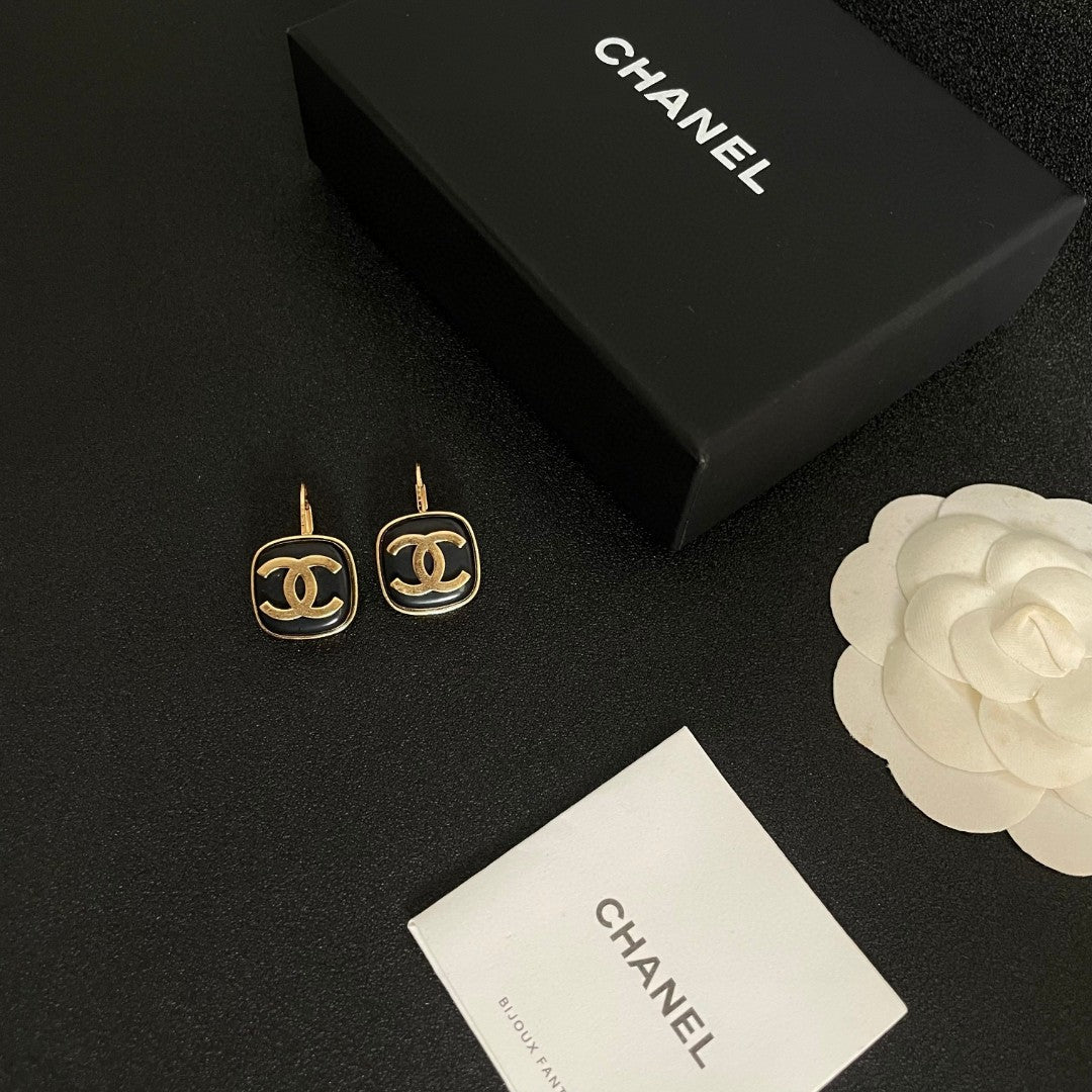 Martin Graham earrings in polished metal-tone – detail view
