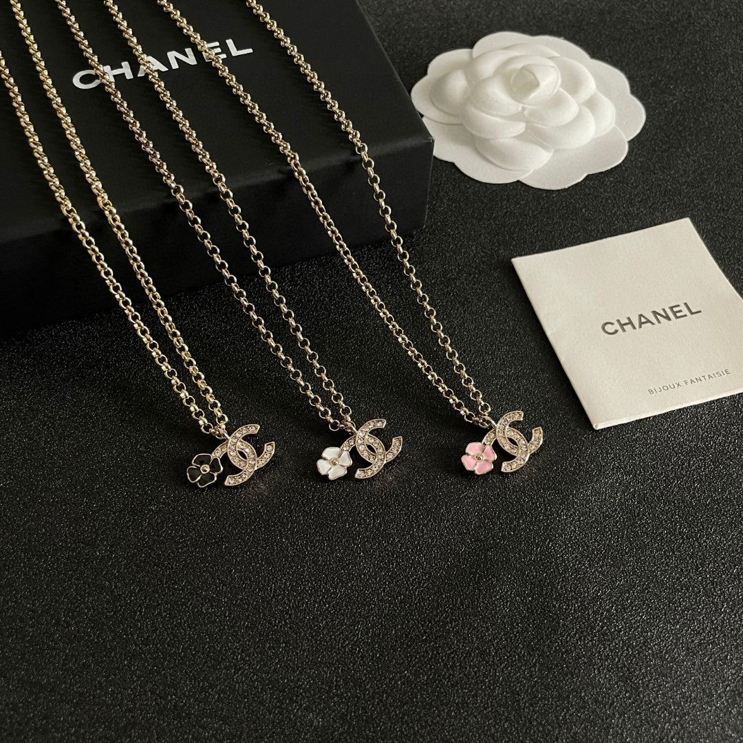 Martin Graham pendant necklace in polished metal-tone – side detail