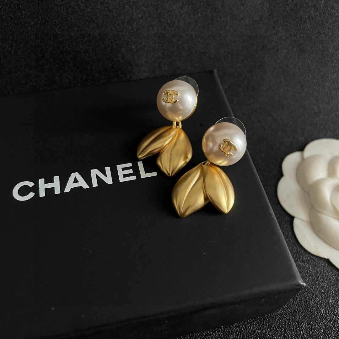 Martin Graham earrings in polished metal-tone – detail view