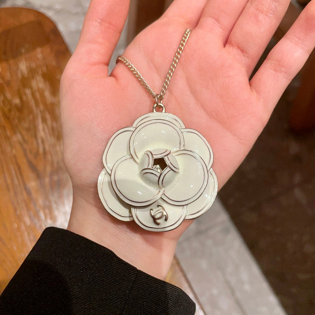 Martin Graham pendant necklace in polished metal-tone – side detail