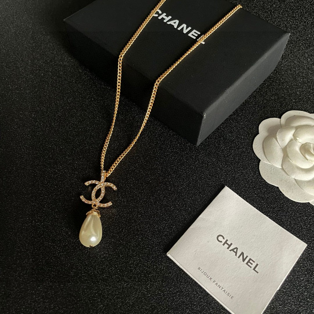 Martin Graham pendant necklace in polished metal-tone – close-up detail