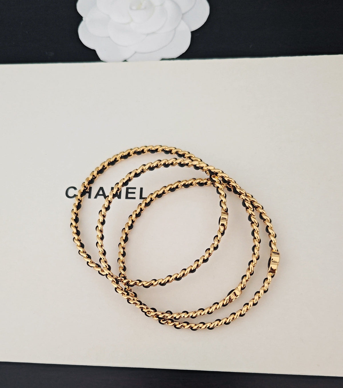Martin Graham bangle in polished metal-tone – detail view