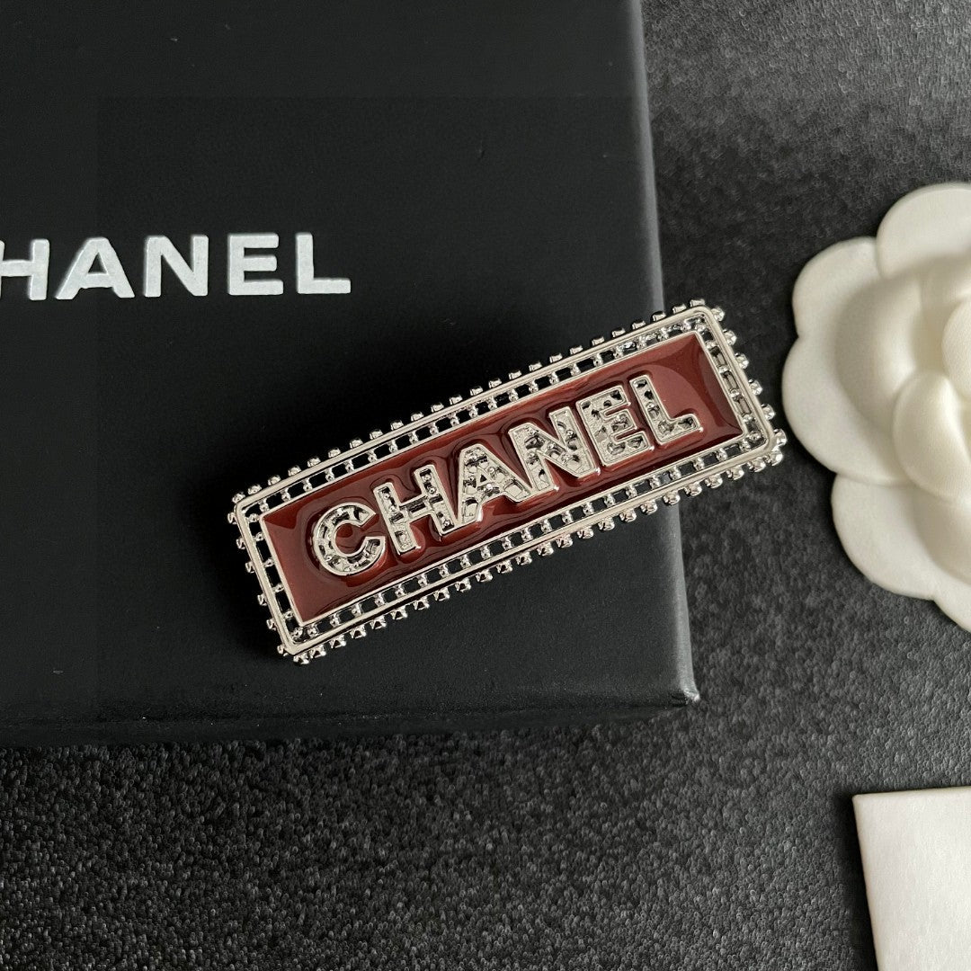 Martin Graham hair accessory in polished metal-tone – detail view
