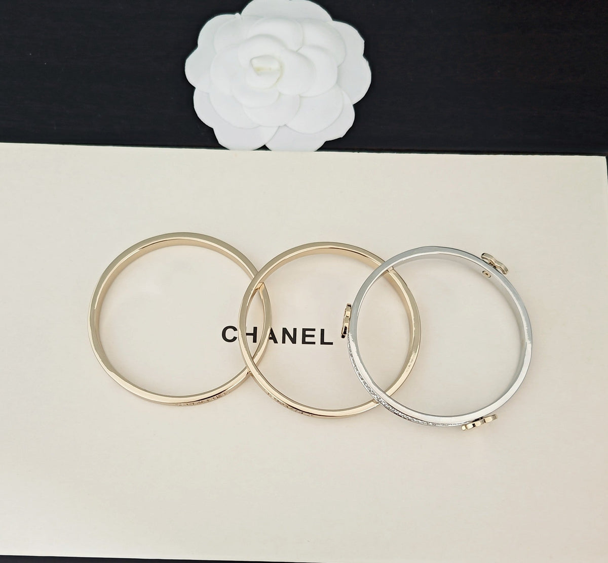 Martin Graham bangle in polished metal-tone – side detail