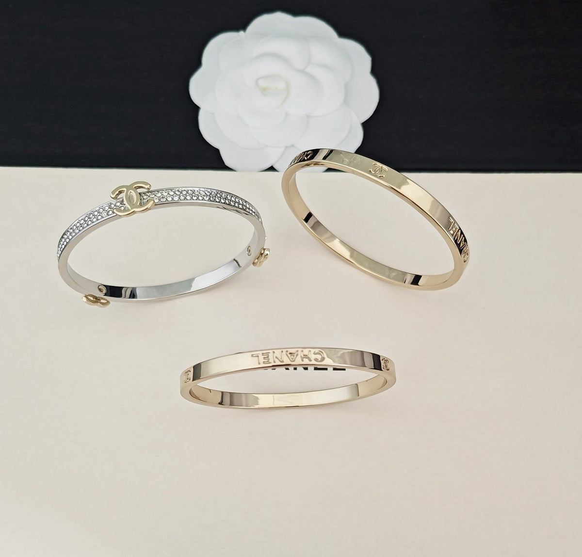 Martin Graham bangle in polished metal-tone – detail view