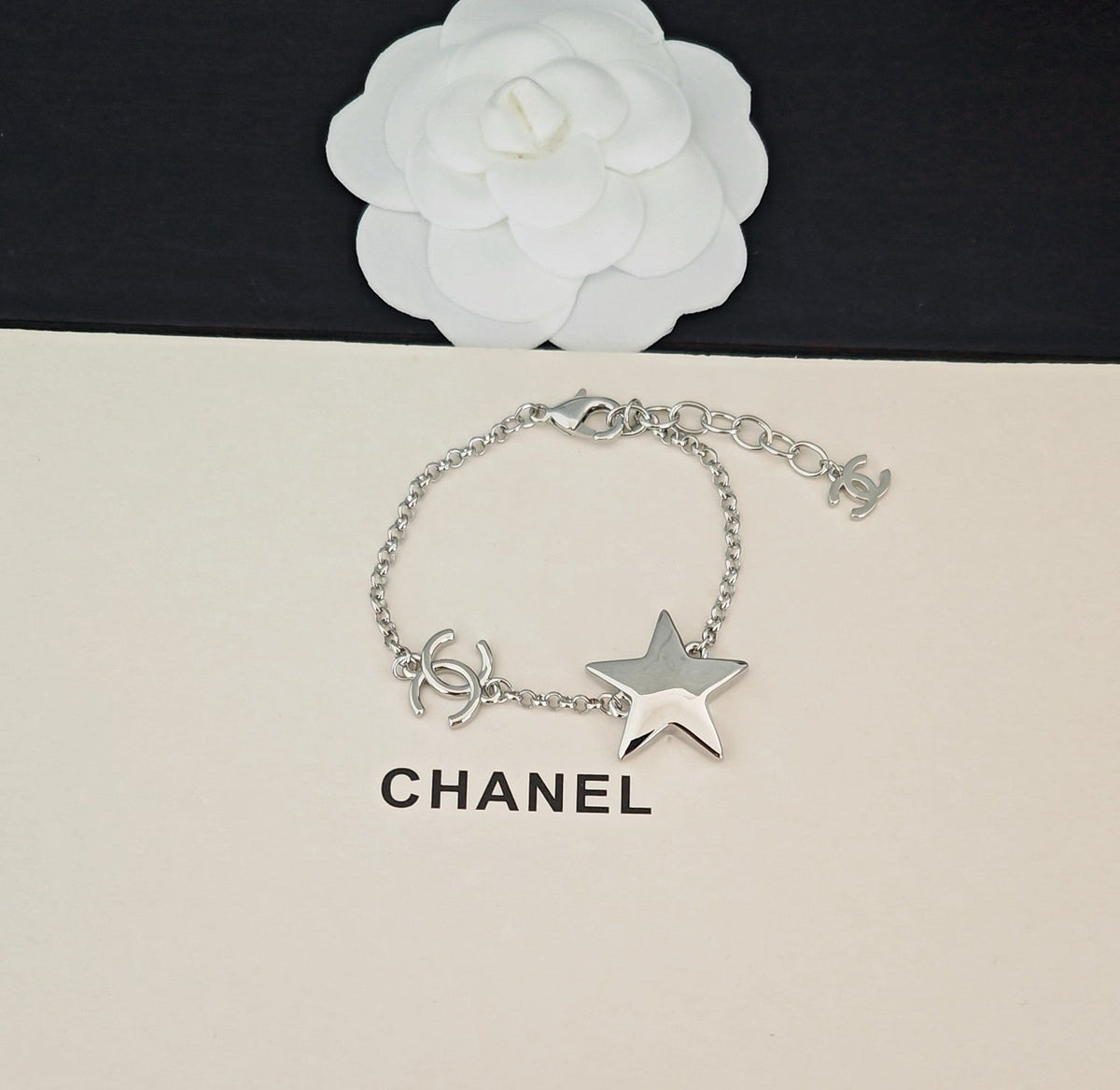 Martin Graham bracelet in polished metal-tone – detail view