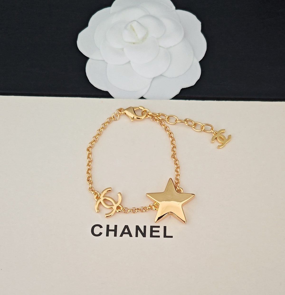 Martin Graham bracelet in polished metal-tone – detail view