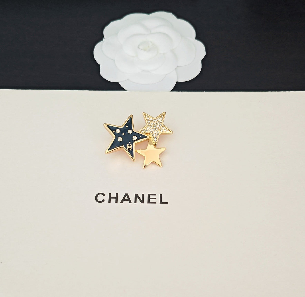 Martin Graham brooch in polished metal-tone – detail view