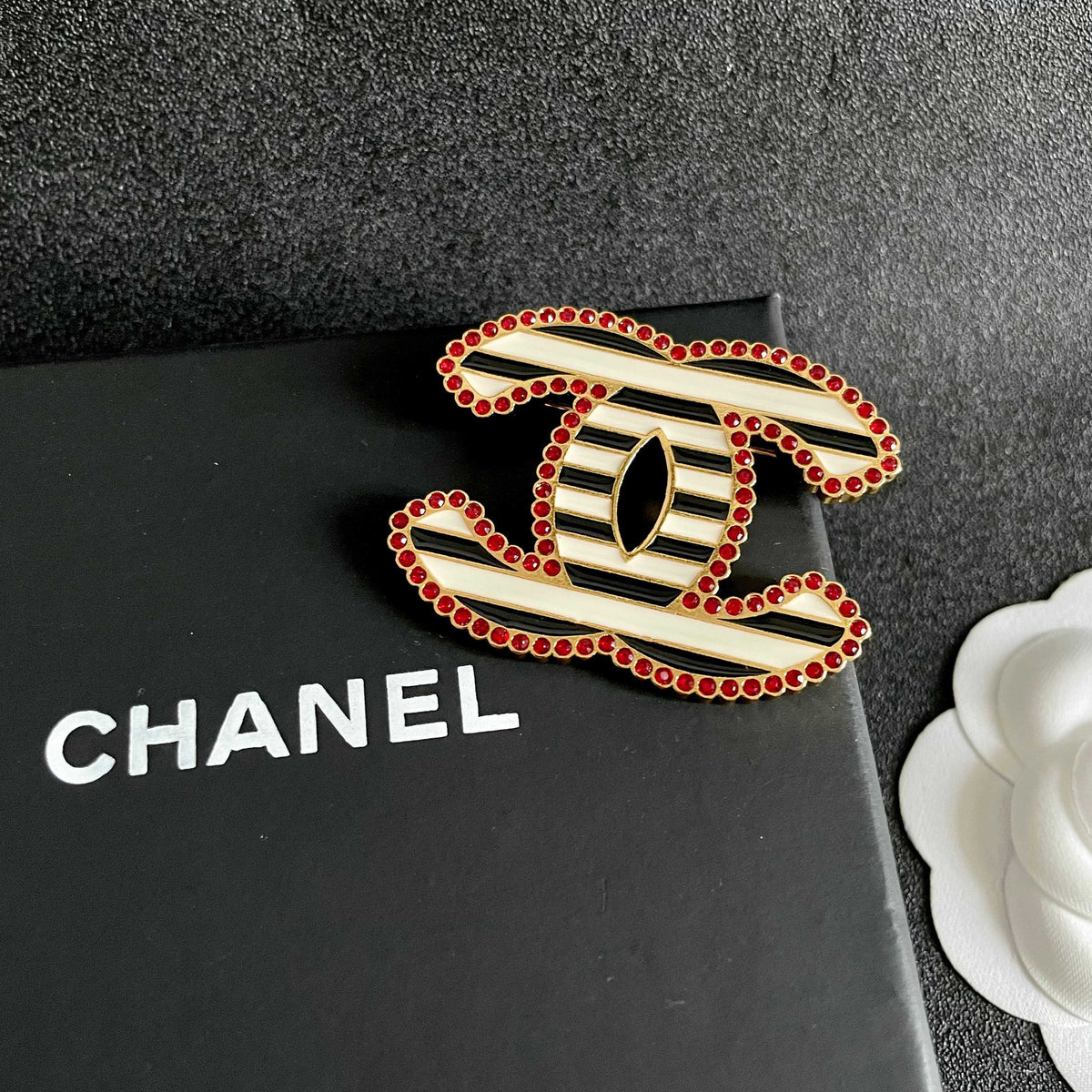Martin Graham brooch in polished metal-tone – detail view