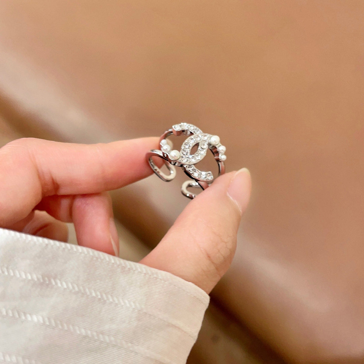 Martin Graham ring in polished metal-tone – side detail