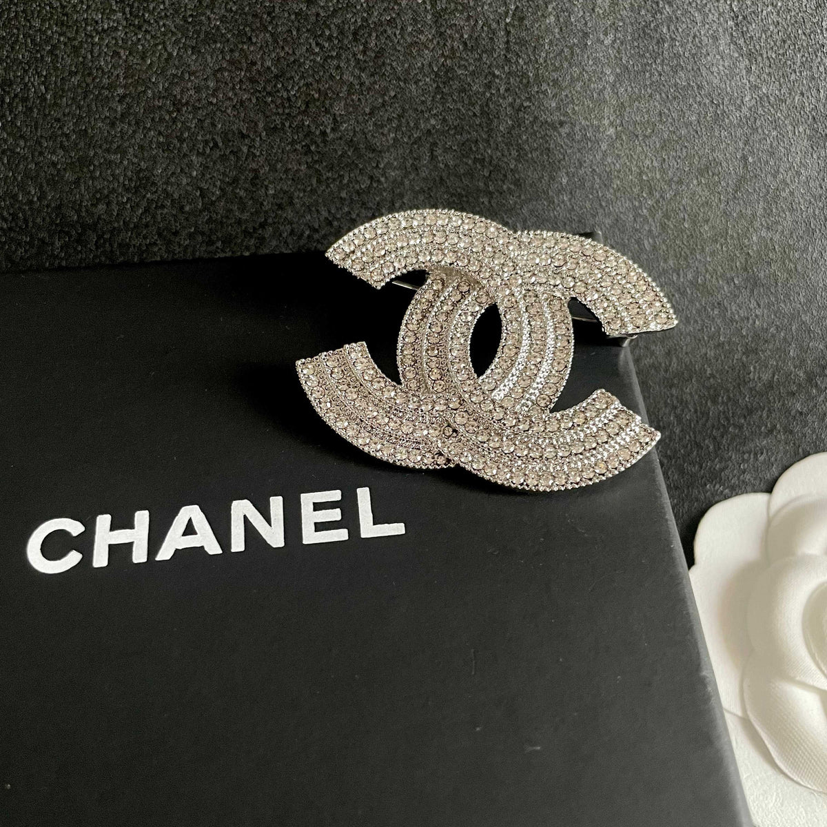 Martin Graham brooch in polished metal-tone – detail view