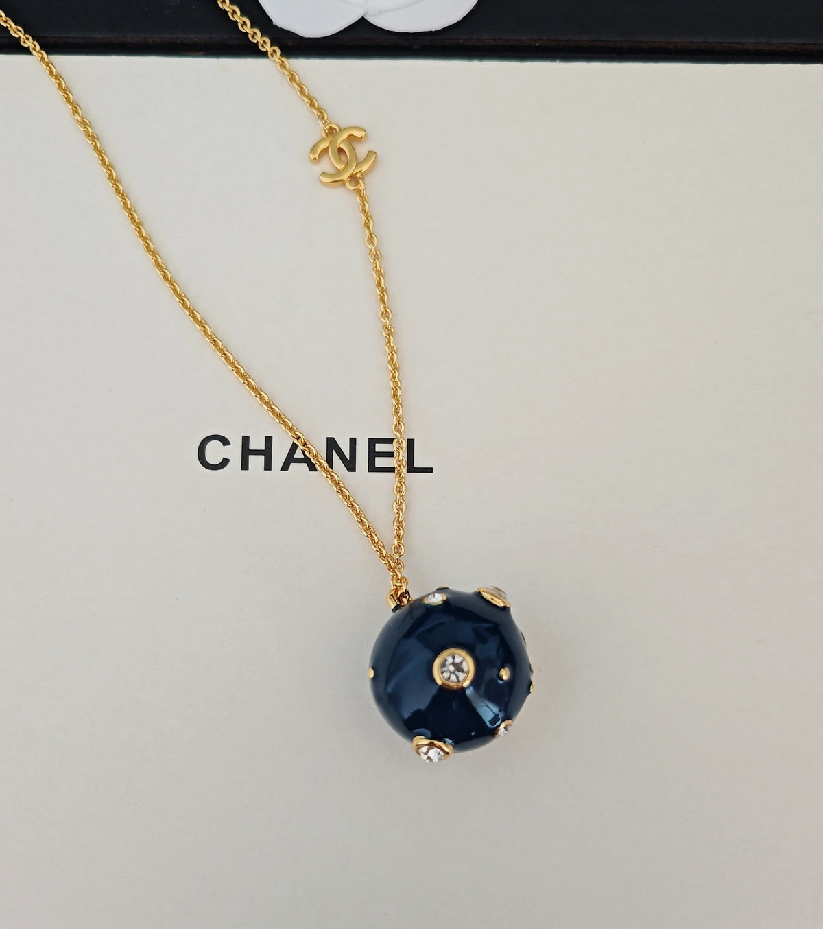 Martin Graham pendant necklace in polished metal-tone – close-up detail