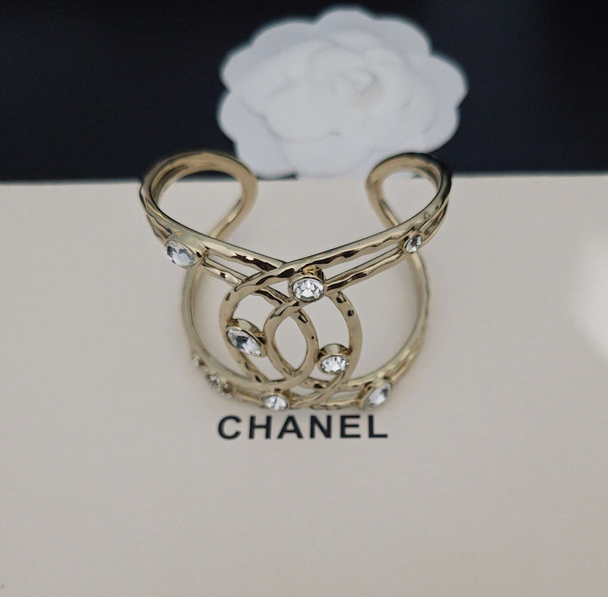 Martin Graham bangle in polished metal-tone – detail view