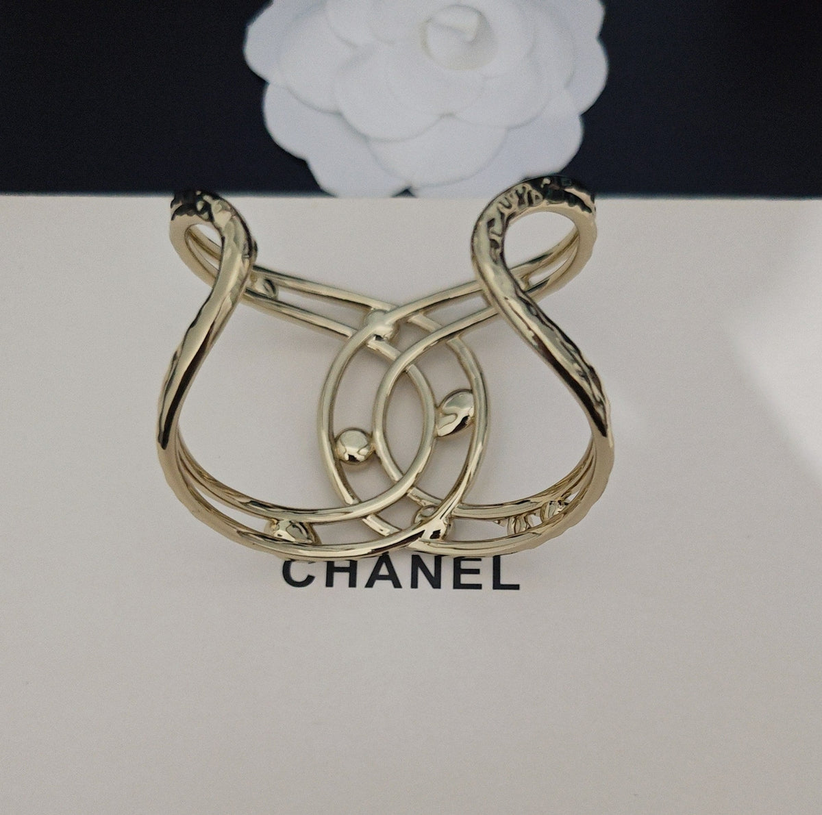 Martin Graham bangle in polished metal-tone – side detail