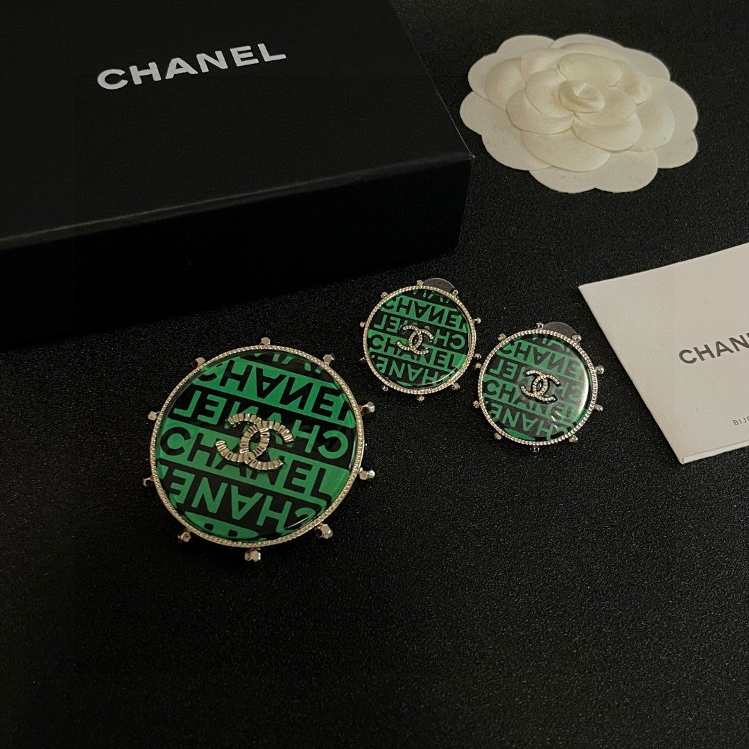 Martin Graham brooch in polished metal-tone – close-up detail
