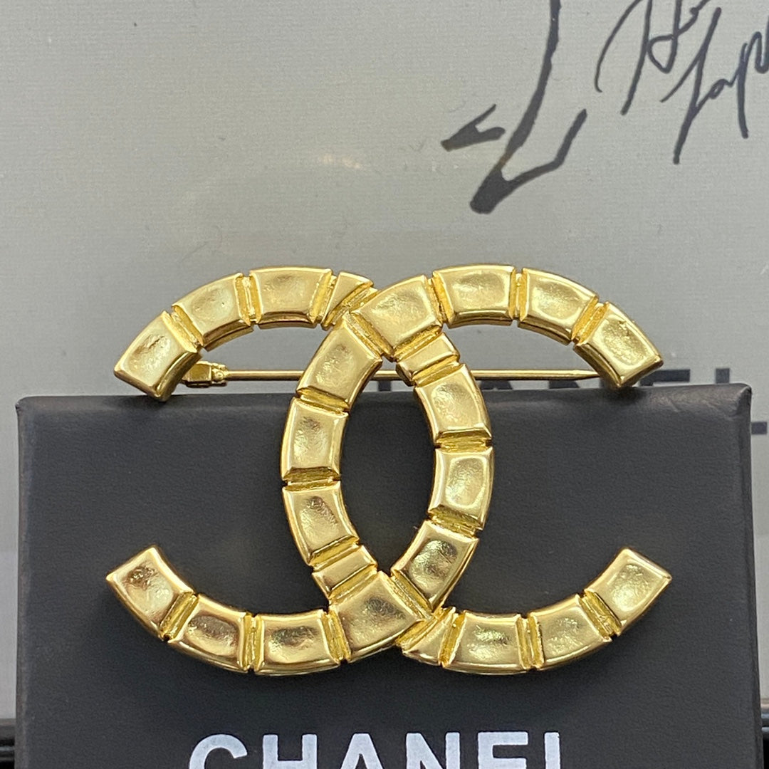 Martin Graham brooch in polished metal-tone – detail view