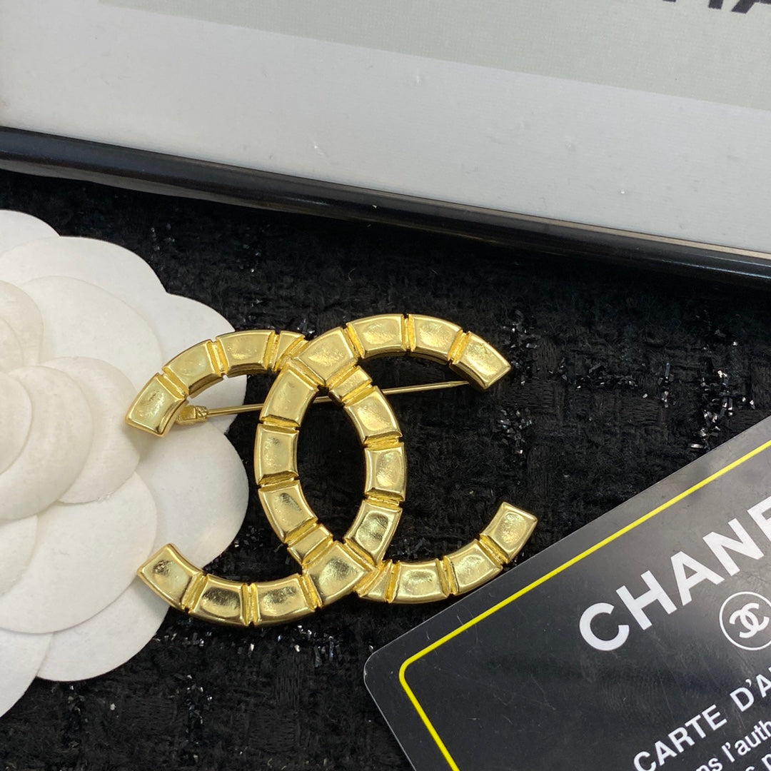 Martin Graham brooch in polished metal-tone – detail view
