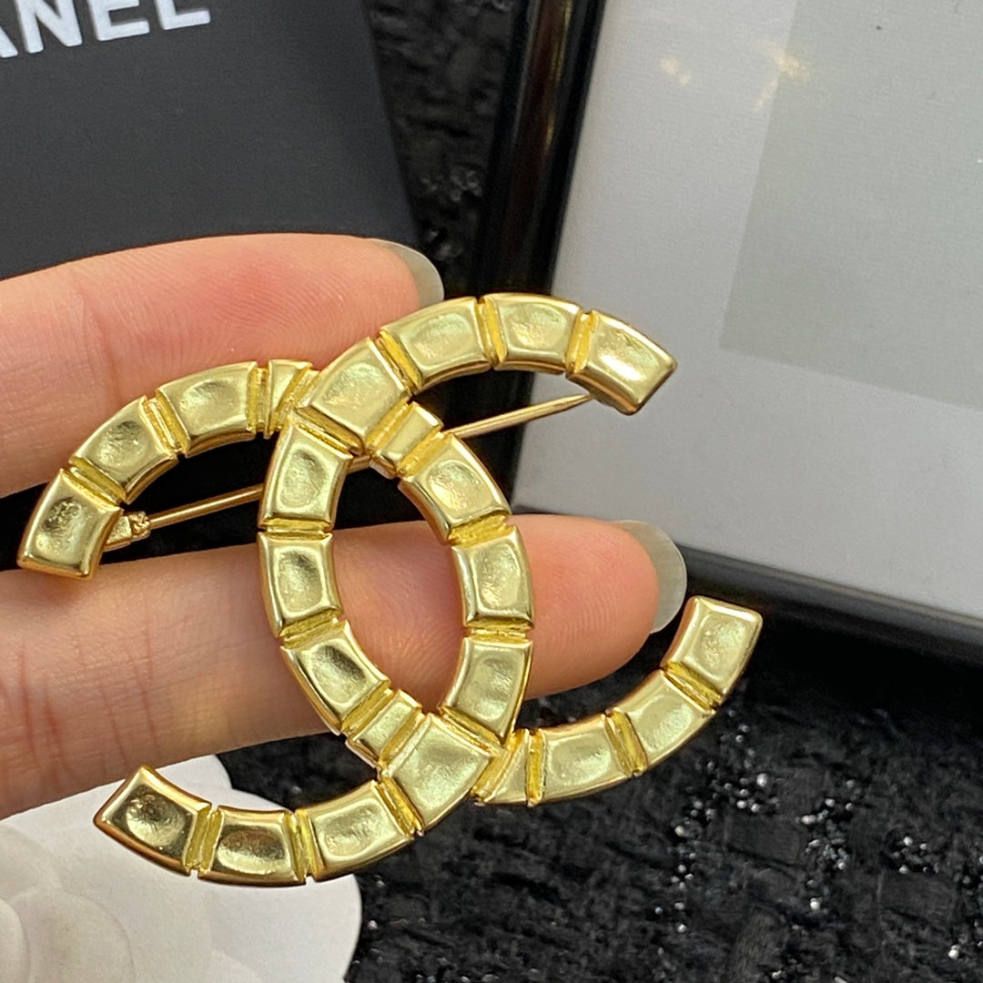 Martin Graham brooch in polished metal-tone – close-up detail